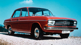 Un sedán de Audi de finales de los 60 y principios de los 70. En esa época no tenían retrovisor